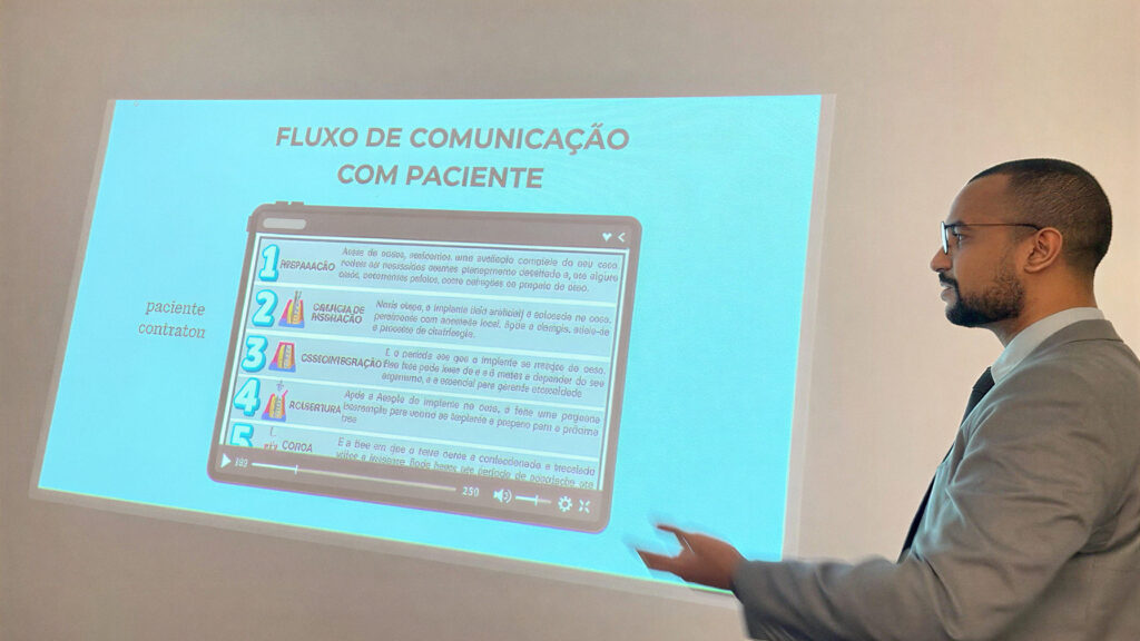 Gabriel Escorcio apresenta palestra sobre riscos jurídicos na Implantodontia para alunos de especialização