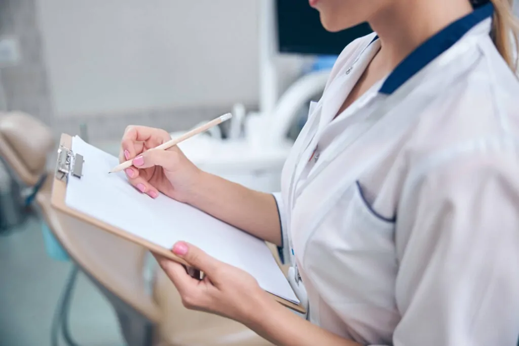 Quais os contratos e documentos essenciais que uma clínica odontológica deve ter?